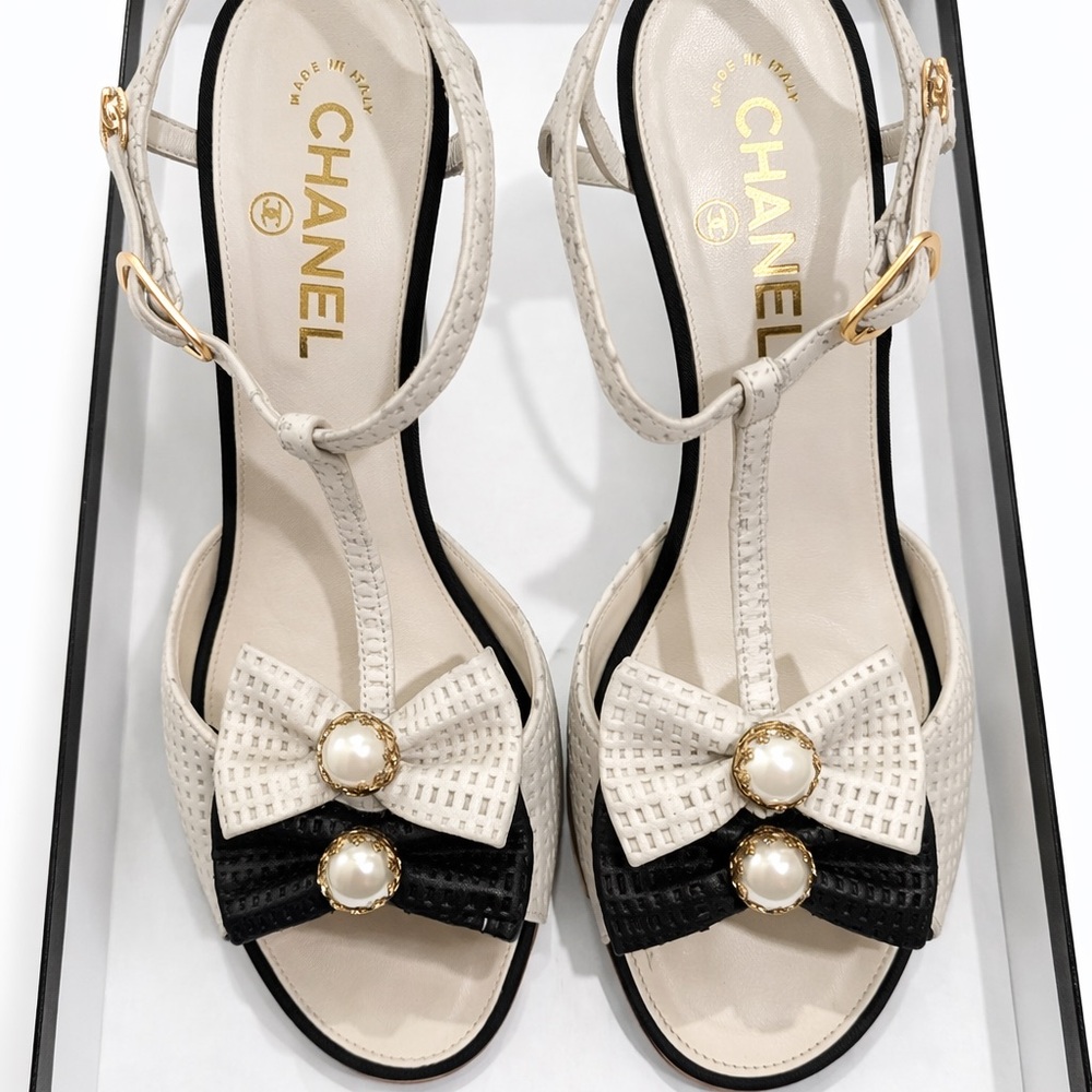 100% Authentic Chanel Women's Cream and Black Bow Sandals
